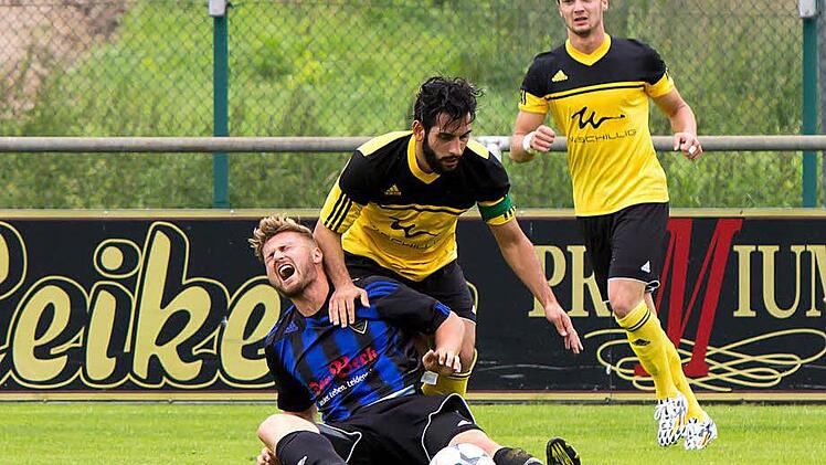 Tayfun Özdemir (gelbes Trikot) will als Kapitän seinen VfL Frohnlach am Sonntagnachmittag im Heimspiel gegen Jahn Regensburg II zum Sieg führen. Foto: CT-Archiv