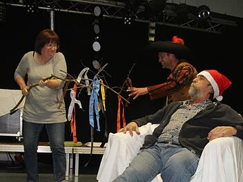 Der Weihnachtsmann (Eberhard Einwag) hat einen verstauchten Fuß und kann auf keinen Fall die Geschenke ausliefern. Daraufhin kommt es zu einem kuriosen Wettbewerb im Märchenland, bei dem die böse Hexe (Rosi Walther), aber auch der gestiefelte Kater, der Froschkönig, Hans im Glück, das tapfere Schneiderlein und der böse Wolf (gespielt von Thomas Märkl, Bild ) eine Rolle spielen. Foto: Sonja Adam