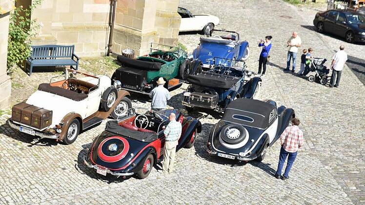 Selten zuvor hat der Königsberger Marktplatz eine solche Ansammlung chrom glänzender und mit viel Sorgfalt gepflegter Oldtimer gesehen.
