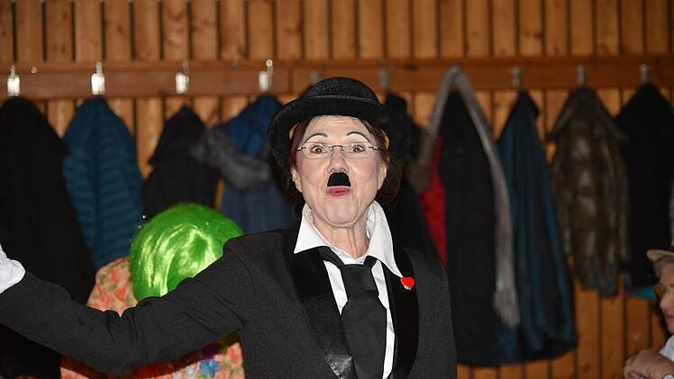 "Idis ahoi", schreit "Charlie Chaplin" durch den Saal. Foto: Gabi Arnold