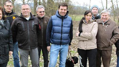 Nach den Vorfällen in Oberlangenstadt im November nahmen jetzt Verantwortliche und Ordner beider Vereine an einer Ordner-Schulung teil. Das Bild zeigt (von links) BFV-Konfliktmanagerin Alexandra Kemnitzer, Andre Wich, BFV-Präventionsberater Wilhelm Fritz, Egbert Kättner, BFV-Konfliktmanager Daniel Maaß, Heike Bittner, Frank Schultheiß, Heinz Schmidt und Dieter Polzin. Foto: Rainer Glissnik