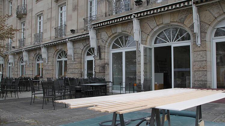 Auf der Terasse sitzen keine Gäste. Der Bereich gehört den Bauleuten. Foto: Ulrike Müller