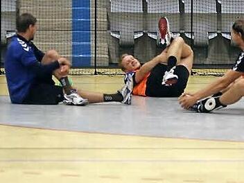 Stretching ist bei jedem Training Pflicht. "Derzeit sind alle Jungs fit", sagt Trainer Jan Gorr. Fotos: Timo Geldner