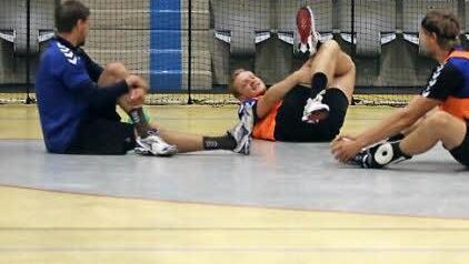 Stretching ist bei jedem Training Pflicht. "Derzeit sind alle Jungs fit", sagt Trainer Jan Gorr. Fotos: Timo Geldner