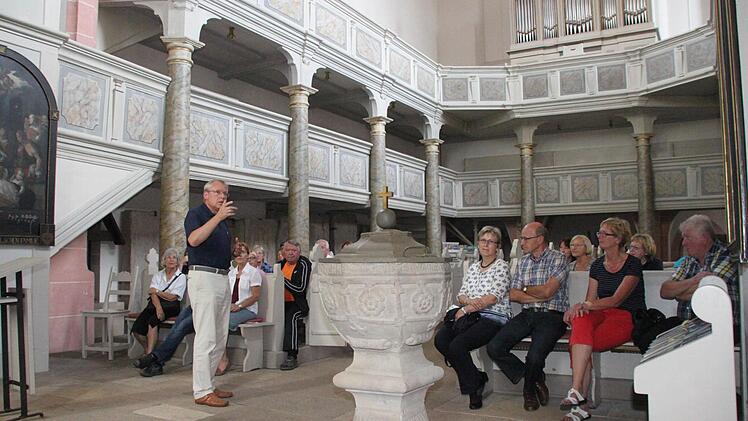 Erläuterungen gab Reinhard Stelzer in der Stiftskirche... Foto: Alexander Müller