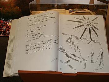 Schrift, Sprache, Bilder und Format: Die Brücker-Bibel, die jetzt in der Ausstellung "Auf der Spur von Jesus" in Haßfurt ausgestellt wird, fällt in vielerlei Hinsicht aus dem Rahmen. Besucher der Ausstellung können jetzt auch in dieser besonderen Bibel schmökern.