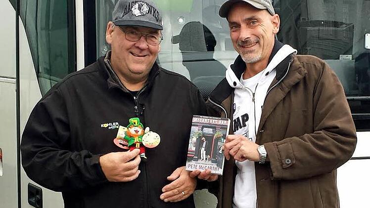 Wolfgang Köberlein (r.) überraschte Jürgen McCarthy mit einem Leprechaun und dem Buch "McCarthys Bar". Foto: privat