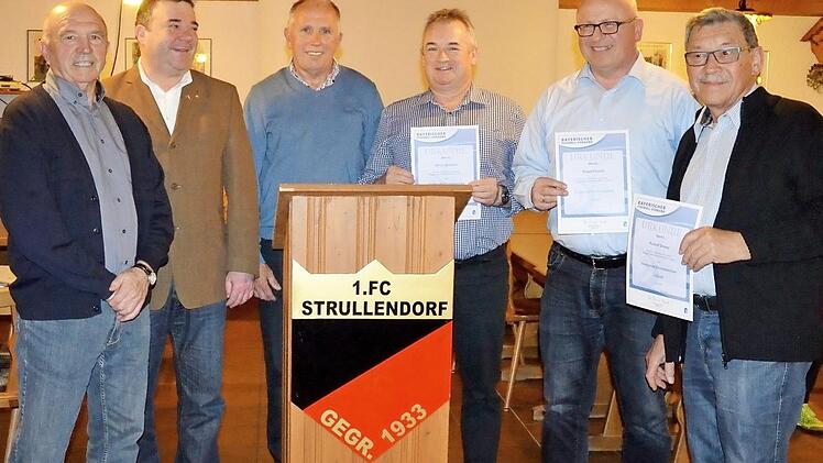 Sie wurden vom Bayerischen Fußballverband für 40-jährige Vereinszugehörigkeit geehrt.
