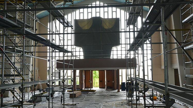 Ein Gerüst steht in der Kirche.  Foto: Björn Hein