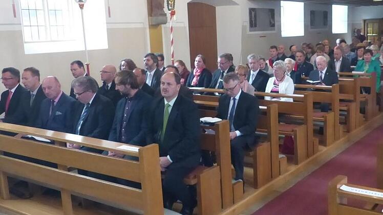 Blick auf die gut besetzten Bankreihen in der Wartenfelser Sankt-Bartholomäus-Kirche beim Festgottesdienst.