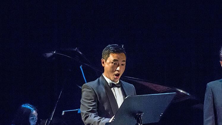 "Love of Autumn": Mit einem Liederabend begeistern fünf Sänger aus den Reihen des Landestheater-Chores bei einem Liederabend in der Reithalle. Am Klavier begleitete Mina Kim.Foto: Jochen Berger