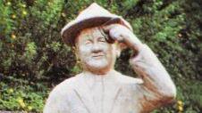 Das Denkmal aus imprägniertem Sandstein in Originalgröße (1,58 Meter) bei der Einweihung am 27. Juni 1987. Auf einer Bodenplatte ist folgender Text nur noch schwach zu erkennen: "Neustadter Original: Maler Christian Schulz. Gestiftet von der Glockenberger-Vereinigung anlässlich des 100jährigen Jubiläums 1987". Foto: Dieter Seyfarth