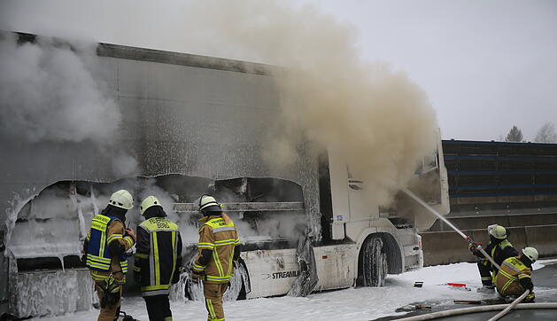 Nach Kollision mit Leitplanke: Lastwagen geht auf A9 in Flammen auf