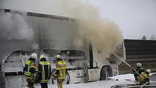 Nach Kollision mit Leitplanke: Lastwagen geht auf A9 in Flammen auf