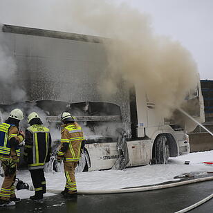 Nach Kollision mit Leitplanke: Lastwagen geht auf A9 in Flammen auf