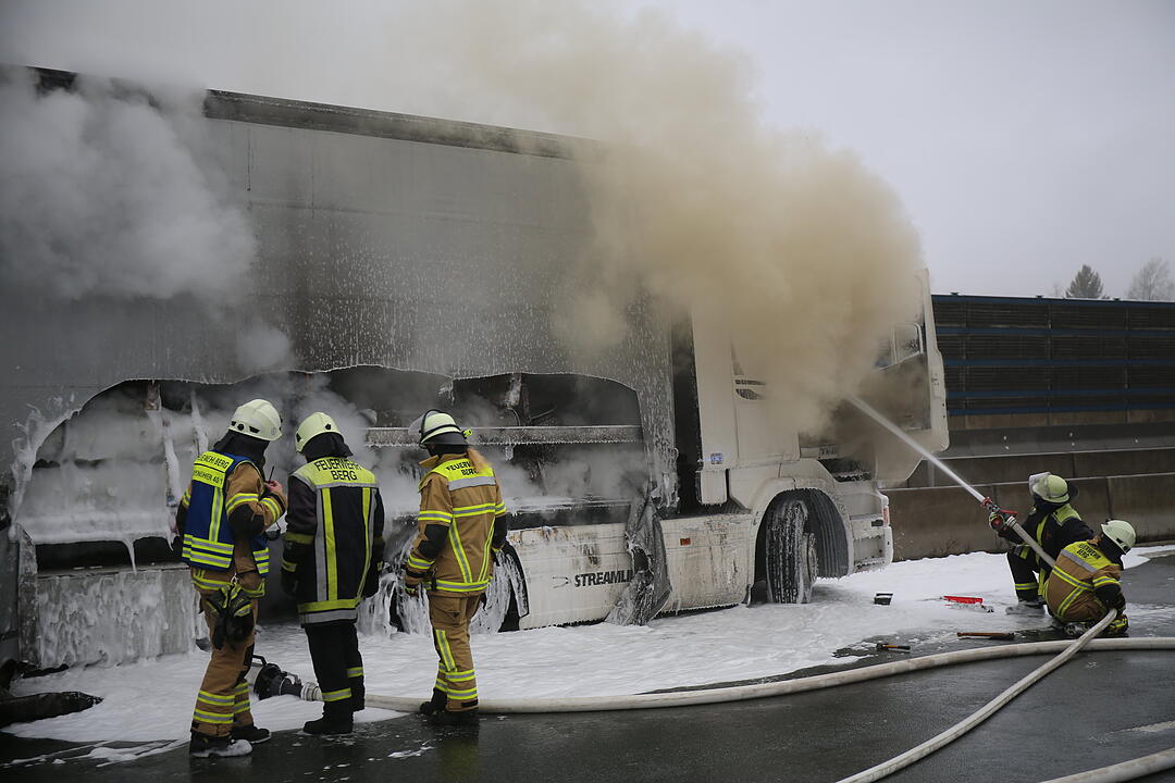 Nach Kollision mit Leitplanke: Lastwagen geht auf A9 in Flammen auf