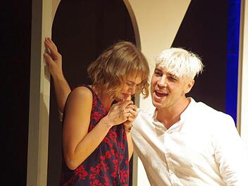 Bruce Lovell alias Sasa Kekez und Cecily alias Sarah Elena Timpe. Foto: Klaus Werner