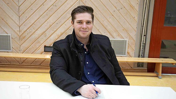 Nachrücker Simon Ort nahm für das Foto kurz die Mund-Nasen-Bedeckung ab.