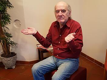 Wolfgang Blümlein sitzt auf dem Fußhocker, den die Diebe im Juliusspital zurückließen. Der Massagesessel, den die Altenheimbewohner sehr gerne genutzt haben, wurde an Weihnachten gestohlen. 4400 Euro hatte die Spende des Helfervereins gekostet. Foto: Ulla Ritzmann