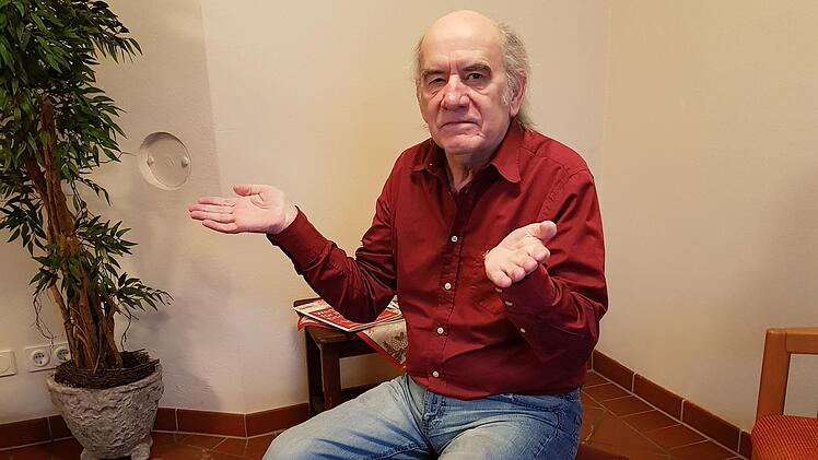 Wolfgang Blümlein sitzt auf dem Fußhocker, den die Diebe im Juliusspital zurückließen. Der Massagesessel, den die Altenheimbewohner sehr gerne genutzt haben, wurde an Weihnachten gestohlen. 4400 Euro hatte die Spende des Helfervereins gekostet. Foto: Ulla Ritzmann