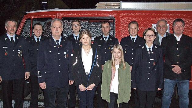 Verantwortliche und G&auml;ste der Feuerwehr Mistelfeld freuen sich mit Matthias Wagner, der f&uuml;r 40 Jahre aktiven Dienst geehrt wurde, den beiden Neulingen Franziska Morgenroth und Leni H&auml;fner sowie Kommandantin Christina Vogel (vorne, v. l.).
