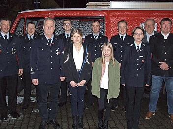 Verantwortliche und Gäste der Feuerwehr Mistelfeld freuen sich mit Matthias Wagner, der für 40 Jahre aktiven Dienst geehrt wurde, den beiden Neulingen Franziska Morgenroth und Leni Häfner sowie Kommandantin Christina Vogel (vorne, v. l.).
