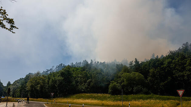 Waldbrand in Mittelfranken breitet sich aus: 6000 Quadratmeter in Flammen - Wohnheim evakuiert