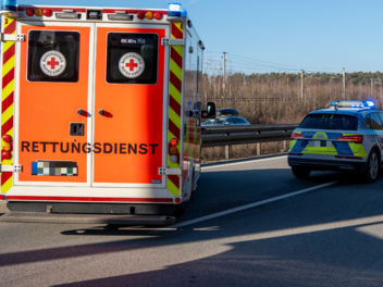 Schwerer A3-Unfall: Lkw rei&szlig;t VW-Bus um