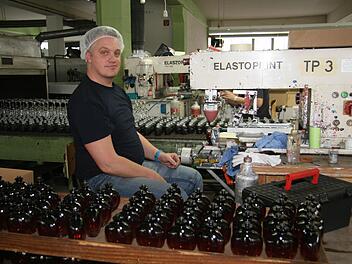 Jens Kornfeck bedruckt den Boden von Flaschen. Fotos: Sonja Adam