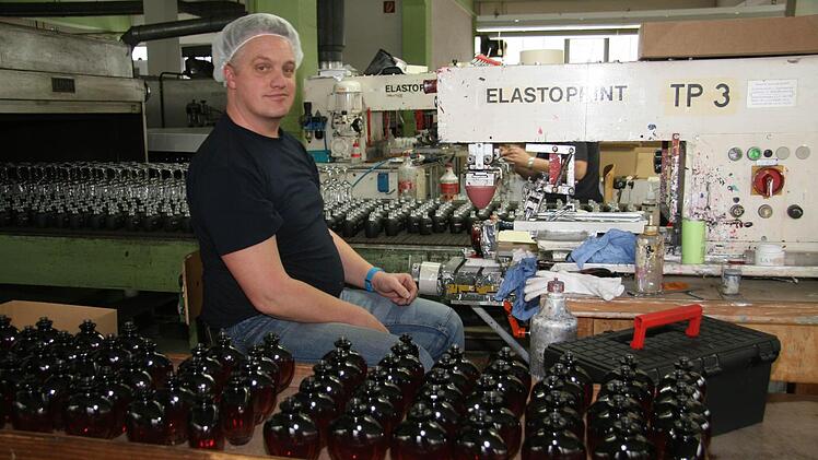 Jens Kornfeck bedruckt den Boden von Flaschen. Fotos: Sonja Adam