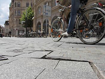 Nicht einmal zwei Jahre nach den Pflasterarbeiten haben sich in der Hauptwachstraße etliche Stolperfallen gebildet. Foto: Michael Gründel