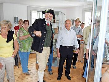 Initiator Hubert Schenk (Mitte) erläutert den Besuchern um Altlandrat Herbert Neder die Einrichtung des Dorfmuseums. Fotos: Günther Straub