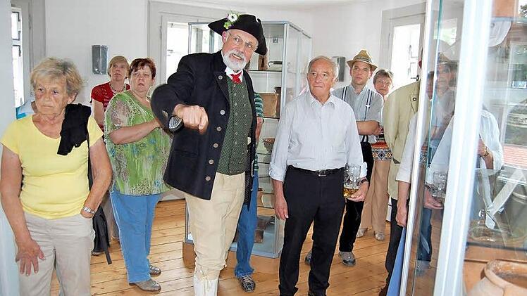 Initiator Hubert Schenk (Mitte) erläutert den Besuchern um Altlandrat Herbert Neder die Einrichtung des Dorfmuseums. Fotos: Günther Straub