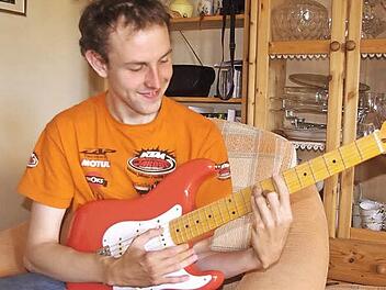 Daniel Zwosta nimmt seit Februar dieses Jahres Gitarren-Unterricht. Ermöglicht wurde ihm dies durch die Hilfsbereitschaft der Bevölkerung. Foto: