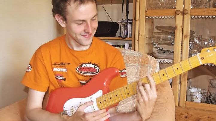 Daniel Zwosta nimmt seit Februar dieses Jahres Gitarren-Unterricht. Ermöglicht wurde ihm dies durch die Hilfsbereitschaft der Bevölkerung. Foto: