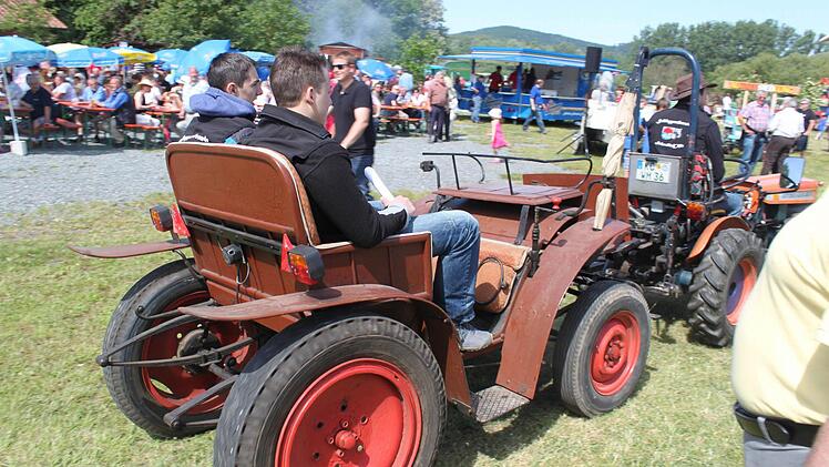 Alles erinnert hier an eine Kutschfahrt. Nur: Der Traktor ersetzt die Pferde. PS hat er trotzdem.