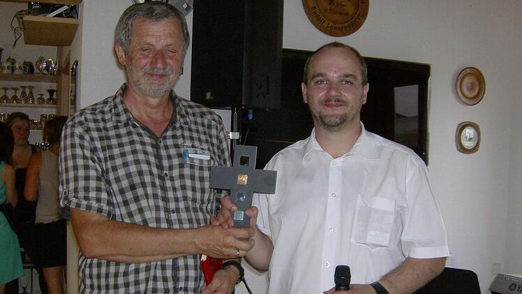 Das Sportheim hat auch kirchlichen Segen erhalten. Foto: Petra Malbrich