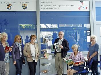 Sie kamen in der freien Bücherecke zusammen (von links): Klaus Zühlke, Helga Weißenberger, Karin Bauer, Bürgermeisterin Brigitte Meyerdierks, Herbert Stamm, Evi Zühlke, Marie-Luise Geyer und Gabriele Gerlach-Ehm, Foto: Brigitta Kempe-Wolf