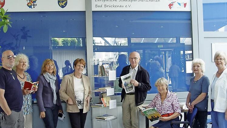 Sie kamen in der freien Bücherecke zusammen (von links): Klaus Zühlke, Helga Weißenberger, Karin Bauer, Bürgermeisterin Brigitte Meyerdierks, Herbert Stamm, Evi Zühlke, Marie-Luise Geyer und Gabriele Gerlach-Ehm, Foto: Brigitta Kempe-Wolf