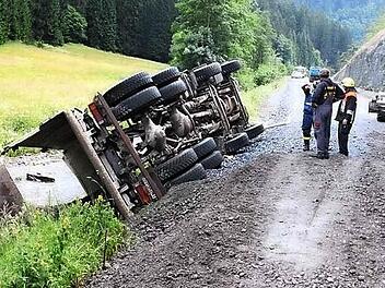 Der Laster kippte beim Abkippen der Ladung die steile Böschung hinab in den Kremnitzfluss.  Foto: Friedwald Schedel