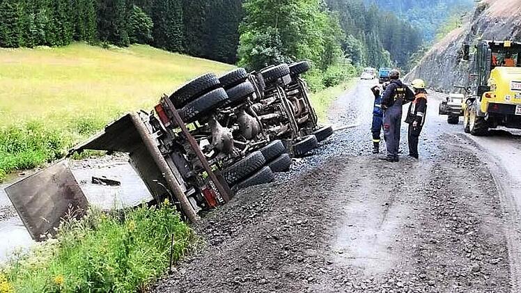 Der Laster kippte beim Abkippen der Ladung die steile Böschung hinab in den Kremnitzfluss.  Foto: Friedwald Schedel