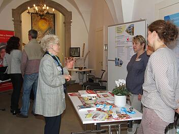 Zum Welt-Alzheimertag hatten der Seniorenbeirat der Stadt Kulmbach, die Alzheimer-Gesellschaft Bayreuth-Kulmbach sowie die geriatrische Rehabilitation und die innere Medizin der Fachklinik Stadtsteinach im Rathaus Informationsstände aufgebaut. Dort versuchten Experte, die Besuxcher über das Krankheitsbild zu informieren. Foto: Sonny Adam