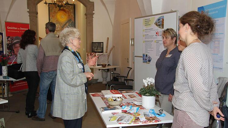 Zum Welt-Alzheimertag hatten der Seniorenbeirat der Stadt Kulmbach, die Alzheimer-Gesellschaft Bayreuth-Kulmbach sowie die geriatrische Rehabilitation und die innere Medizin der Fachklinik Stadtsteinach im Rathaus Informationsstände aufgebaut. Dort versuchten Experte, die Besuxcher über das Krankheitsbild zu informieren. Foto: Sonny Adam