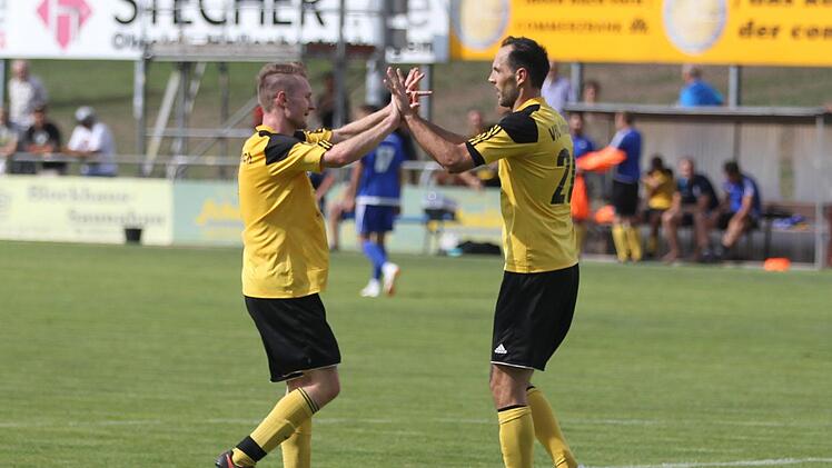 Daniel Oppel und Bastian Renk klatschen ab.Lisa H&uuml;mmer