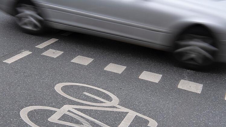 Durch eine missachtete rote Ampel kam es am Mittwoch in Ansbach zu einem schweren Unfall.  Symbolfoto: Boris Roessler/dpa