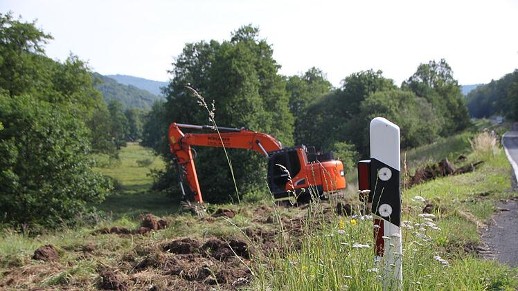 Die Erdarbeiten zum Ausbau der Straße werden wohl in den kommenden Tagen beginnen. Foto: Ulrike Müller