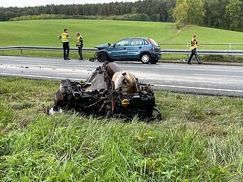 Neudrossenfeld: Vollsperrung auf B85 nach Unfall - Autos frontal zusammengesto&szlig;en