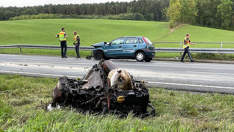 Neudrossenfeld: Vollsperrung auf B85 nach Unfall - Autos frontal zusammengesto&szlig;en