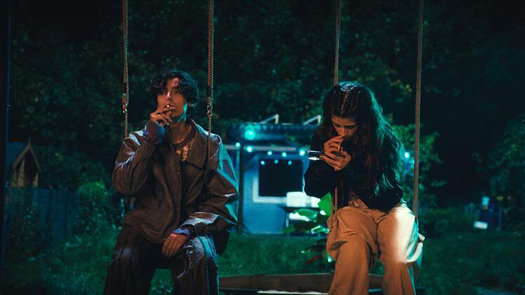 Mila (Derya Akyol) und Jannis (Eren M. Güvercin) nehmen abseits von einer Party gemeinsam Ketamin.