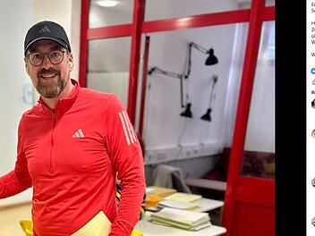 Erlangen: OB taucht mit ungew&ouml;hnlichem Outfit im Wahllokal auf